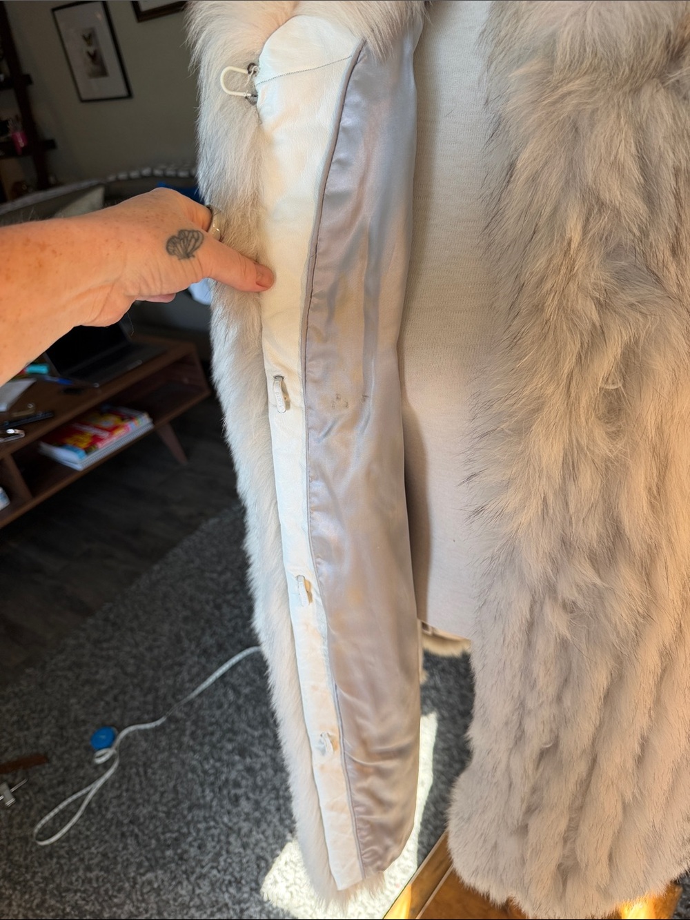 Saga Fox Vintage 1980 Luxury Silver Fox Fur Coat - Picture 12 of 17